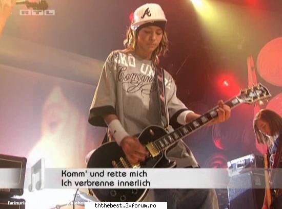 Despre membrii trupei - Fata ideala: Bill frumos, maini frumoase, formele - Tokio Hotel